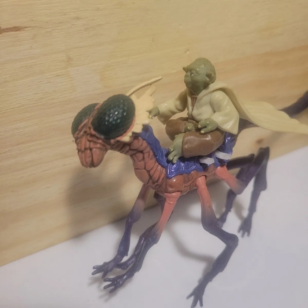 Hasbro 2005 Star Wars Revenge of the Sith Yoda Fly Into Battle Can-Cell Loose